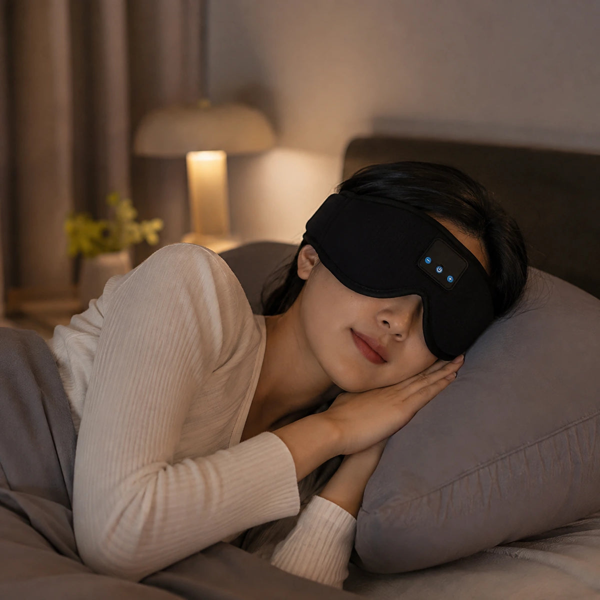 Femme portant un masque de sommeil Bluetooth 3D NOLEVA dans une chambre apaisante